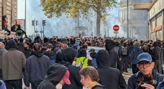 “Jelekverdhët” në Francë bëjnë thirrje për protesta të reja kundër “prirjes autoritare” të qeverisë