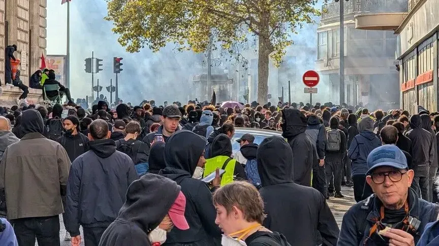 “Jelekverdhët” në Francë bëjnë thirrje për protesta të reja kundër “prirjes autoritare” të qeverisë