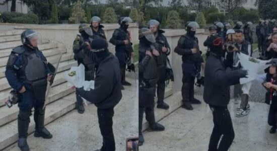 Situatë e qetë para Kryeministrisë, protestuesi u shpërndan lule efektivëve të policisë
