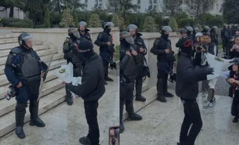 Situatë e qetë para Kryeministrisë, protestuesi u shpërndan lule efektivëve të policisë