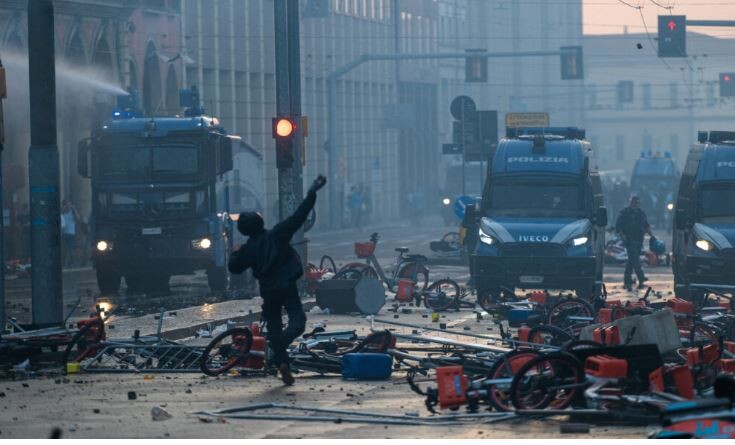 edhe-italia-perfshihet-nga-protestat-kaos-dhe-perleshje-mes-qytetareve-dhe-policise