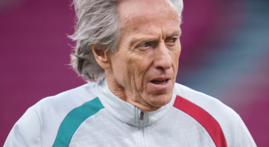 “Nuk vlen as sa një thua i Ronaldos”, tifozi përplaset me Jorge Jesusin në aeroport