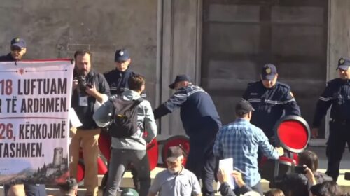 Protestuesit largojnë karriget e “dialogut” të vendosura nga Rama para Kryeministrisë