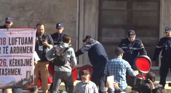 Protestuesit largojnë karriget e “dialogut” të vendosura nga Rama para Kryeministrisë