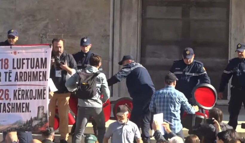 Protestuesit largojnë karriget e “dialogut” të vendosura nga Rama para Kryeministrisë