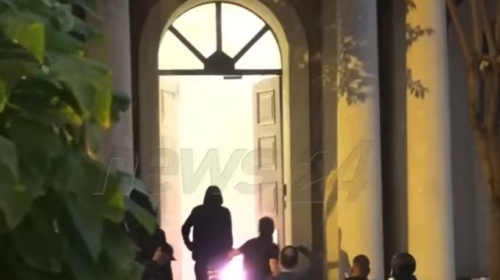 Tiranë, Protestuesit hapin derën e Kryesisë së Kuvendit, ndizet zjarr te hyrja e godinës!