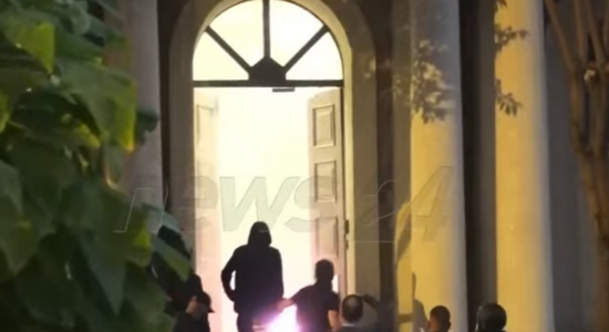 Tiranë, Protestuesit hapin derën e Kryesisë së Kuvendit, ndizet zjarr te hyrja e godinës!
