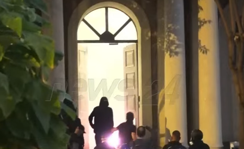 Tiranë, Protestuesit hapin derën e Kryesisë së Kuvendit, ndizet zjarr te hyrja e godinës!