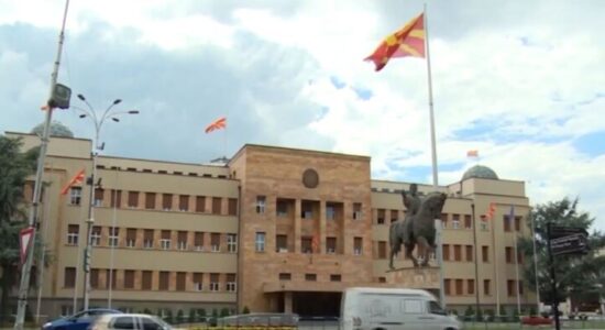 (VIDEO) Ministrja e Energjetikës i mbijeton interpelancës në Kuvend