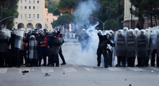 Ministria e Shëndetësisë: 65 të lënduar në protestën e së shtunës në Tiranë, 37 prej tyre efektivë policie