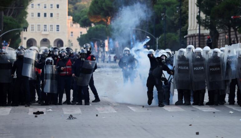 Ministria e Shëndetësisë: 65 të lënduar në protestën e së shtunës në Tiranë, 37 prej tyre efektivë policie