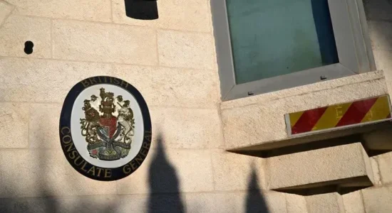 Mbretëria e Bashkuar heq tabelat nga konsullata në Kudsin Lindor pasi skadon afati i mbylljes nga Izraeli