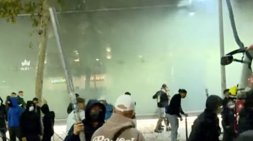 Protestuesit zhvendosin revoltën te Ministria e Drejtësisë, studentët i vënë flakën godinës