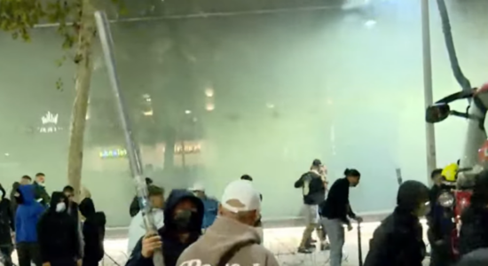 Protestuesit zhvendosin revoltën te Ministria e Drejtësisë, studentët i vënë flakën godinës