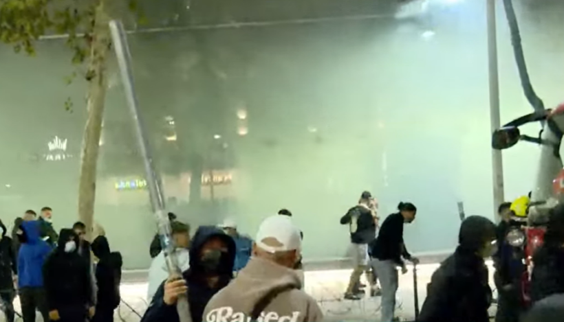 Protestuesit zhvendosin revoltën te Ministria e Drejtësisë  studentët i vënë flakën godinës