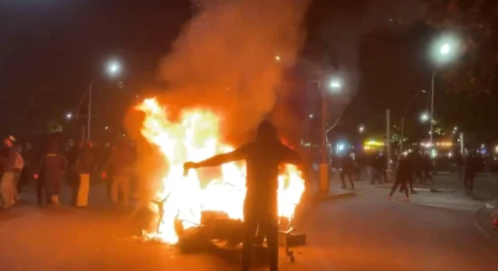 Tirana në flakë, rinia nuk tërhiqet: Gaz lotsjellës, ujë me presion dhe përplasje në bulevardin “Dëshmorët e Kombit”