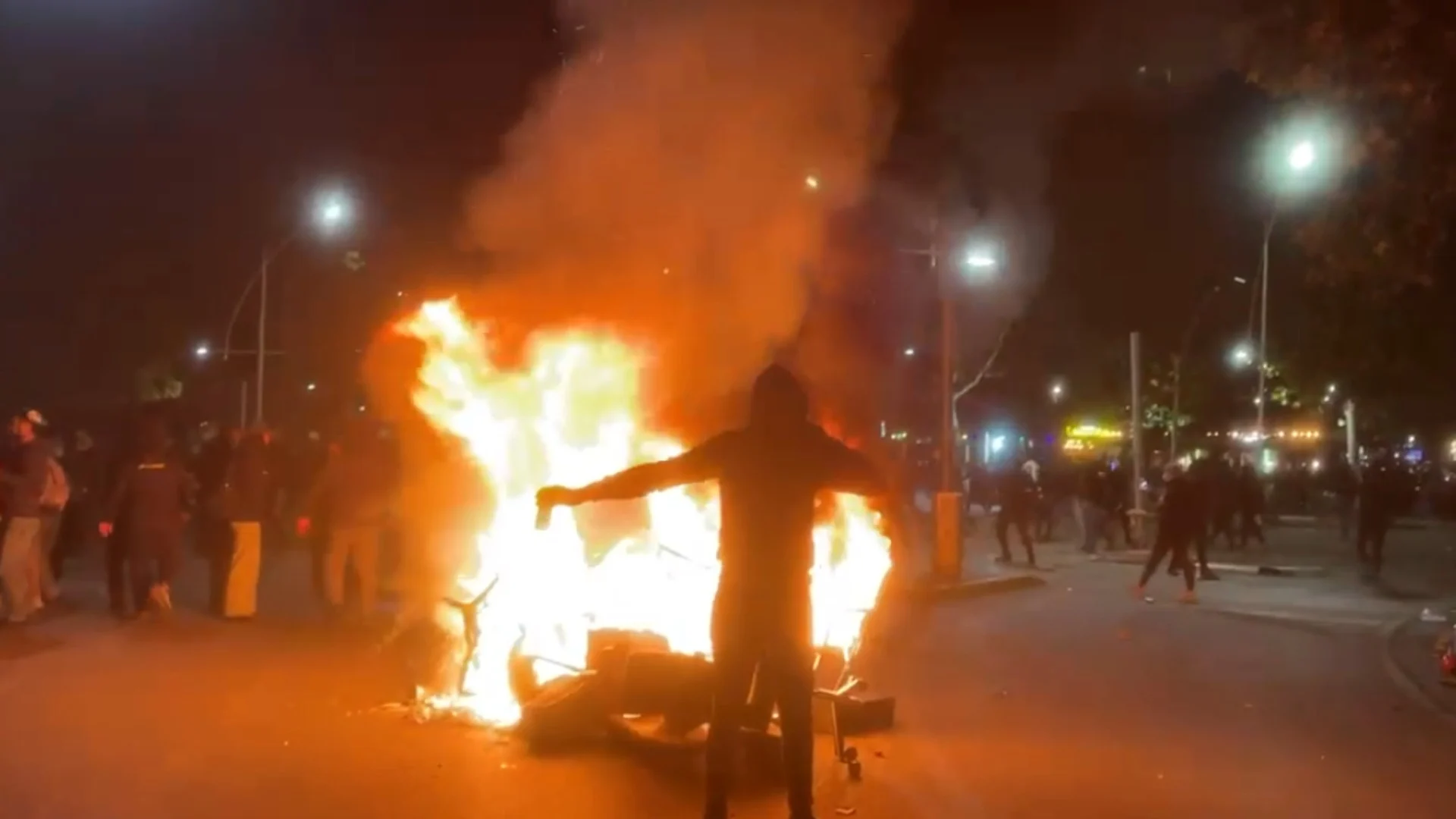 Tirana në flakë, rinia nuk tërhiqet: Gaz lotsjellës, ujë me presion dhe përplasje në bulevardin “Dëshmorët e Kombit”
