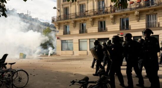 Parisi në flakë/ 550 mijë persona në protestë, 1 person humb jetën, rreth 900 të arrestuar