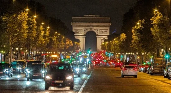 Parisi vendos orë policore për natën e tretë radhazi në pjesë të kryeqytetit