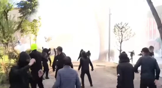 (VIDEO) Protestë masive e studentëve në Tiranë , protestë të ndarë bëri PD-ja