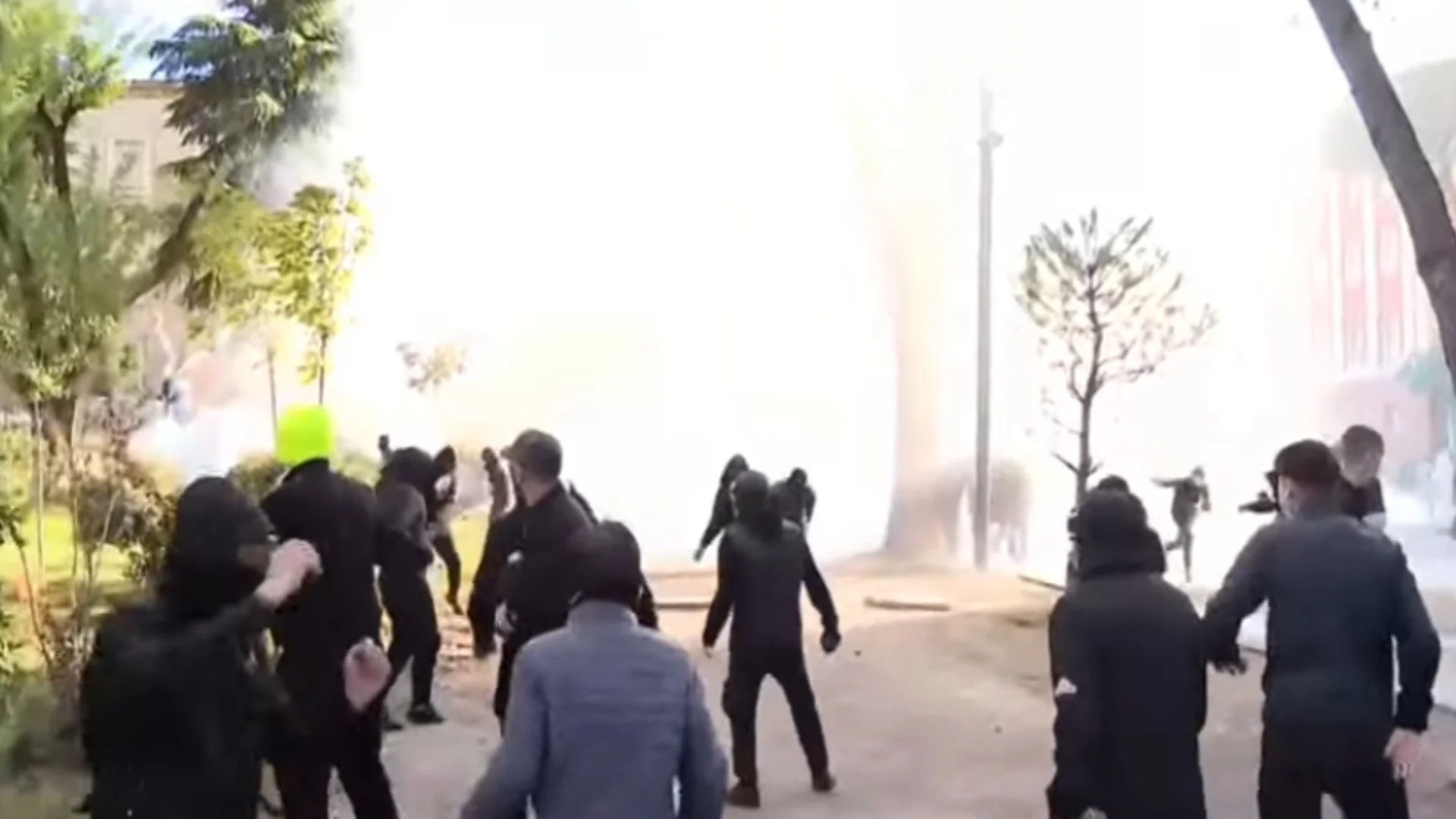 (VIDEO) Protestë masive e studentëve në Tiranë , protestë të ndarë bëri PD-ja