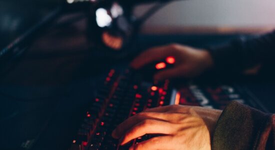 Mashtrim me investime të rreme në internet, qindra qytetarë të dëmtuar në Maqedoninë e Veriut
