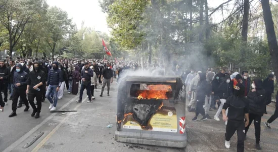 Policia e Shtetit reagon për protestat, apel prindërve: Kontrolloni ku ndodhen fëmijët tuaj