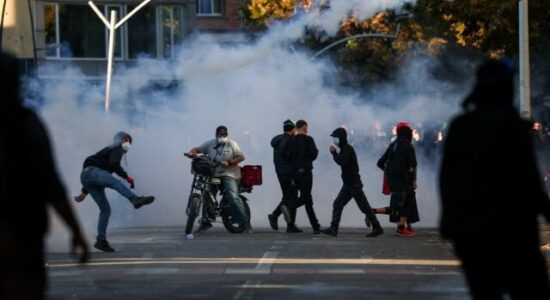 Protestat e studentëve në Tiranë, policia njoftim zyrtar: 10 të arrestuar, 20 persona në kërkim
