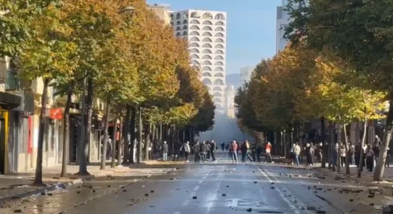 Tensione në bulevard! Policia me gaz lotsjellës, protestuesit përgjigjen me gurë