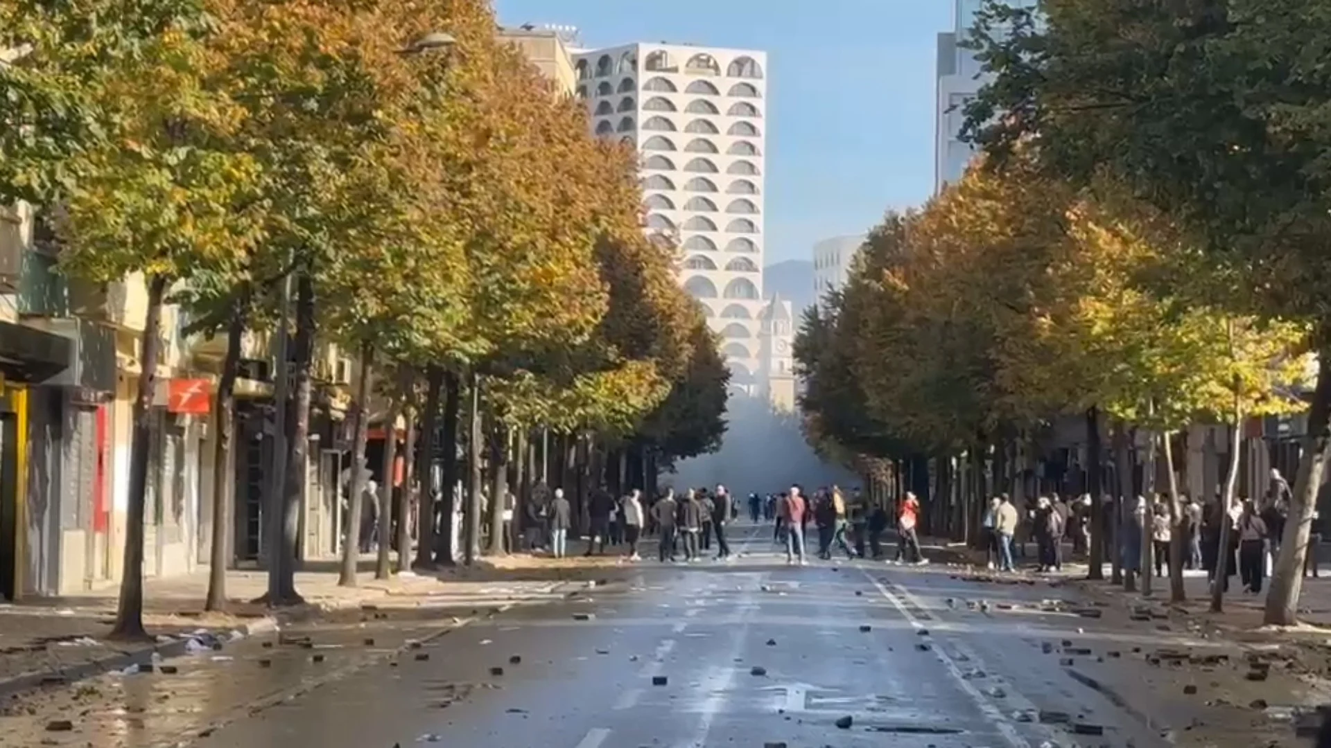 Tensione në bulevard! Policia me gaz lotsjellës, protestuesit përgjigjen me gurë