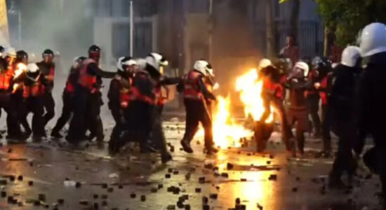 Bulevardi kthehet në fushëbetejë, një polic përfshihet në flakë pas hedhjes së molotovit