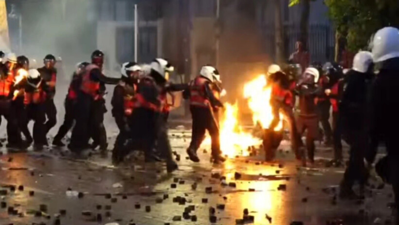 Bulevardi kthehet në fushëbetejë, një polic përfshihet në flakë pas hedhjes së molotovit