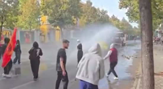 (VIDEO) Protestat në Shqipëri, analisti Baçi: Rama nuk duhet të lejojë përsëritjen e skenarit të 97-tës