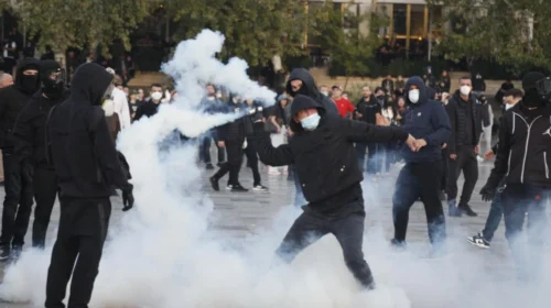 13 persona të plagosur nga protesta, protestuesi i dëmtuar në sy jashtë rrezikut për jetën, mes tyre edhe efektivë policie