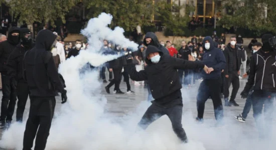 13 persona të plagosur nga protesta, protestuesi i dëmtuar në sy jashtë rrezikut për jetën, mes tyre edhe efektivë policie