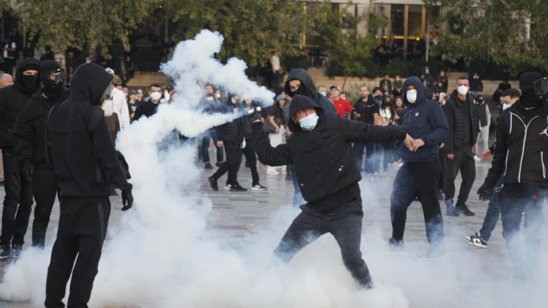 13 persona të plagosur nga protesta, protestuesi i dëmtuar në sy jashtë rrezikut për jetën, mes tyre edhe efektivë policie