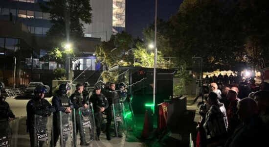 Lëndohet një polic nga mjetet piroteknike, hidhet edhe gaz lotsjellës para Kuvendit
