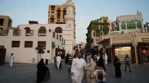 Dëgjohen shpërthime në kryeqytetin saudit Riad pas një paralajmërimi për sigurinë