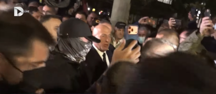 Ramush Haradinaj i bashkohet protestës: Po më dhimbëseni ju dhe ata në Hagë