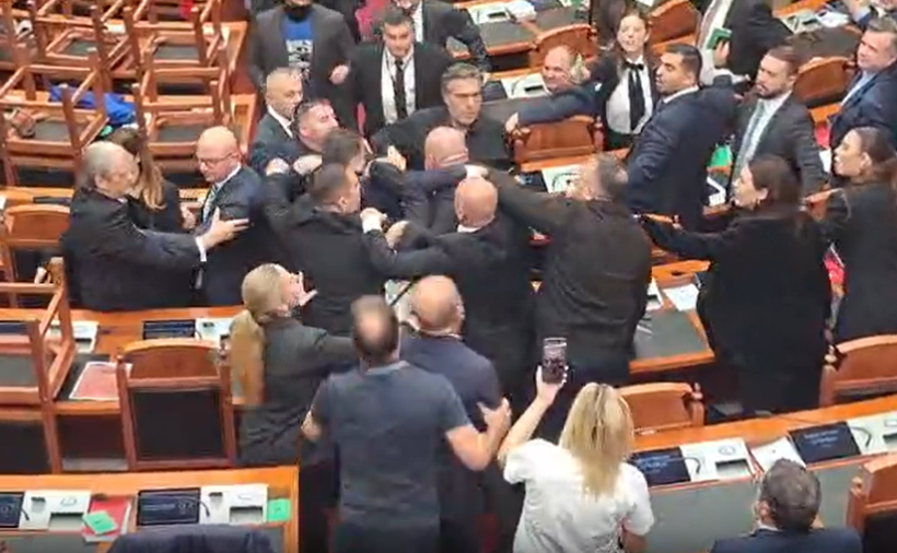 Sherr masiv në Parlament, deputeti i PD përplaset fizikisht me ish-ministrin e Brendshëm