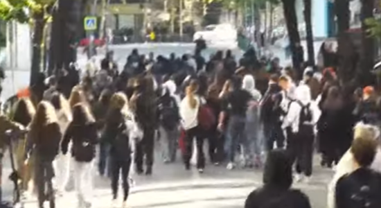 Tensione pranë Ministrisë së Arsimit! Studentët gjuajnë me gurë, policia kundërpërgjigjet me gaz lotsjellës