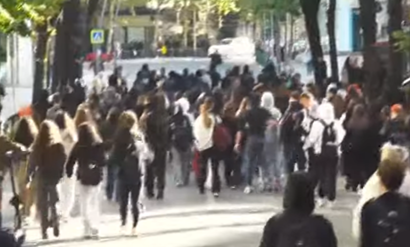 Tensione pranë Ministrisë së Arsimit! Studentët gjuajnë me gurë, policia kundërpërgjigjet me gaz lotsjellës