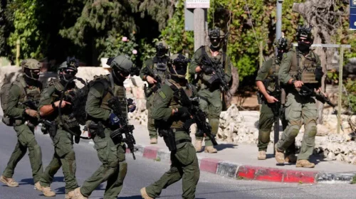 Izraeli arreston 16 palestinezë, përfshirë drejtorin e xhamisë “Ibrahimi” në Bregun Perëndimor