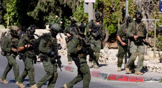 Izraeli arreston 16 palestinezë, përfshirë drejtorin e xhamisë “Ibrahimi” në Bregun Perëndimor