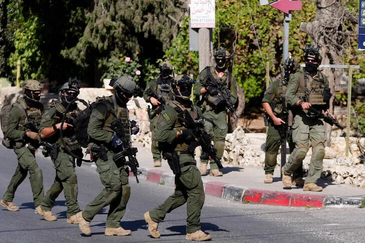 Izraeli arreston 16 palestinezë, përfshirë drejtorin e xhamisë “Ibrahimi” në Bregun Perëndimor