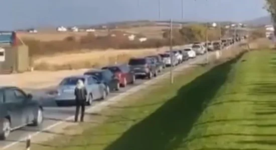 Kolona të gjata në pikat kufitare, serbët nga Kosova udhëtojnë drejt Serbisë për të votuar