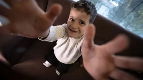 Fëmija palestinez që humbi të dyja këmbët nga sulmet izraelite rifilloi jetën në Turqi