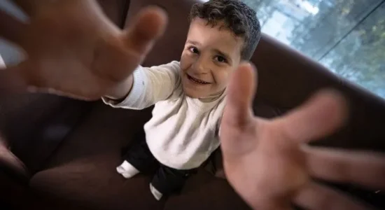 Fëmija palestinez që humbi të dyja këmbët nga sulmet izraelite rifilloi jetën në Turqi