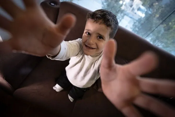 Fëmija palestinez që humbi të dyja këmbët nga sulmet izraelite rifilloi jetën në Turqi