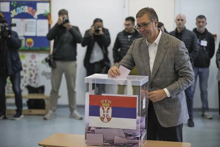 Vuçiq pas votimit në Beograd: Sot, Serbia zgjedh mes së ardhmes dhe së kaluarës